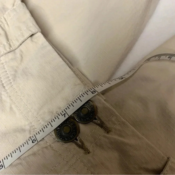 Eddie Bauer Vashon fit beige cargo capris size 4 wide belt loops - Picture 6 of 10